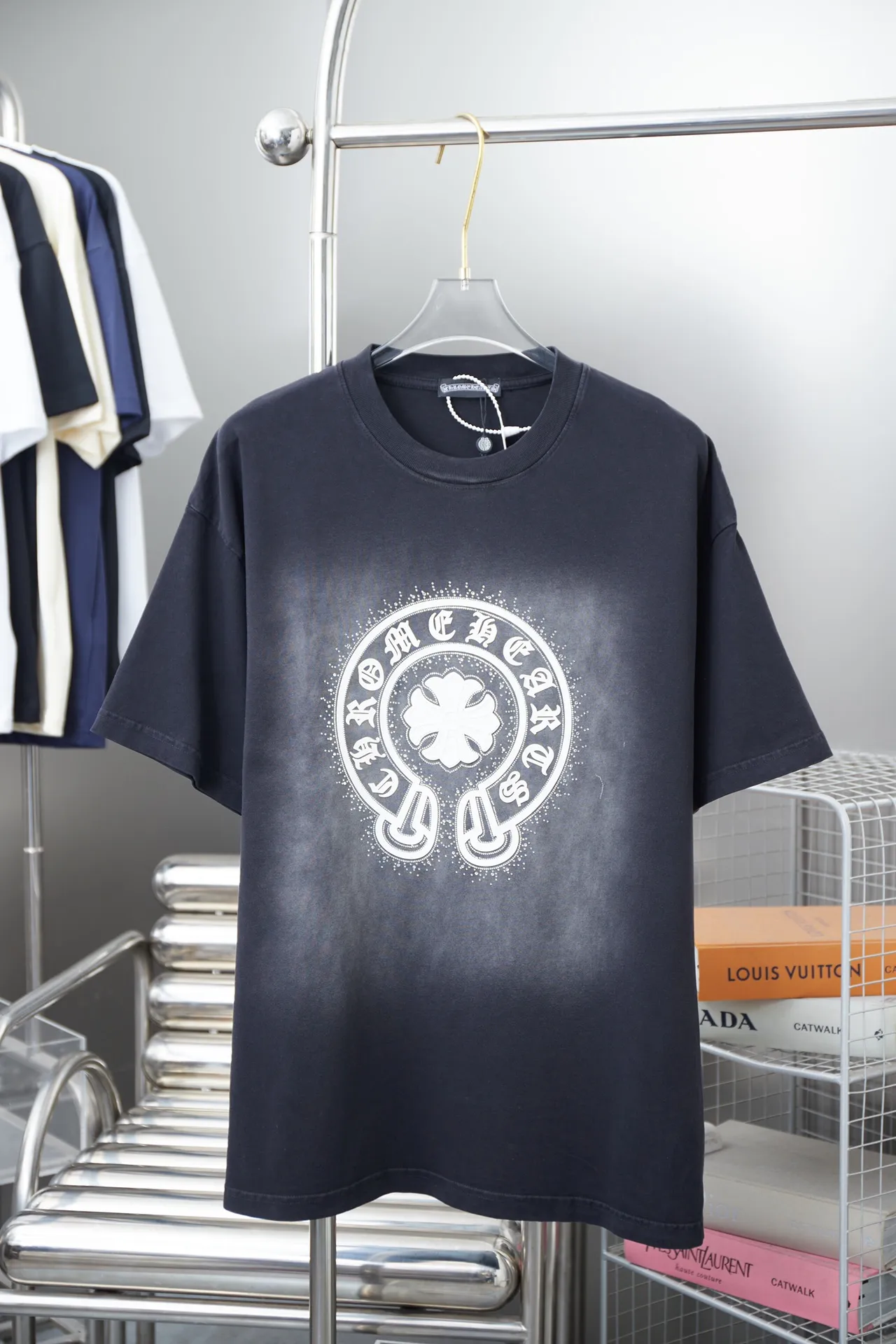🅿️240 Chrome Hearte 25SS early spring new style Chrome Heart toothbrush embroidered short sleeves Light luxury essential item for daily commuting for men and women Correct version Welcome to compare Detailed features · 280g 100% pure cotton double yarn jersey fabric · Custom dyed in the same vat with special bold 32-count double-ply 1X1 thread · Crocodile toothbrush embroidery pattern➕Imported Australian matte pearl diamonds➕Thick plate texture Crocodile letters. Ready-made garments are dyed and then faded and fried with snowflakes. Then washed to make them look old. General washing to improve the effect·Double-needle stitching and cross-stitch process·Original main mark washed tag brand moisture-proof paper packaging Color: black/white/blue Size: S/M/L/XL